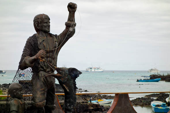 galapagos-fisherman in the wharf