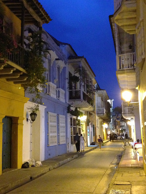 streets-of-cartagena-at-night