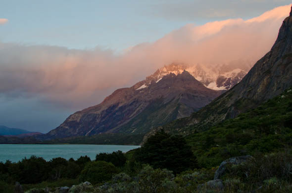 Hiking the W trek in Parque Nacional Torres del Paine | Sunset view from Refugio Los Cuernos